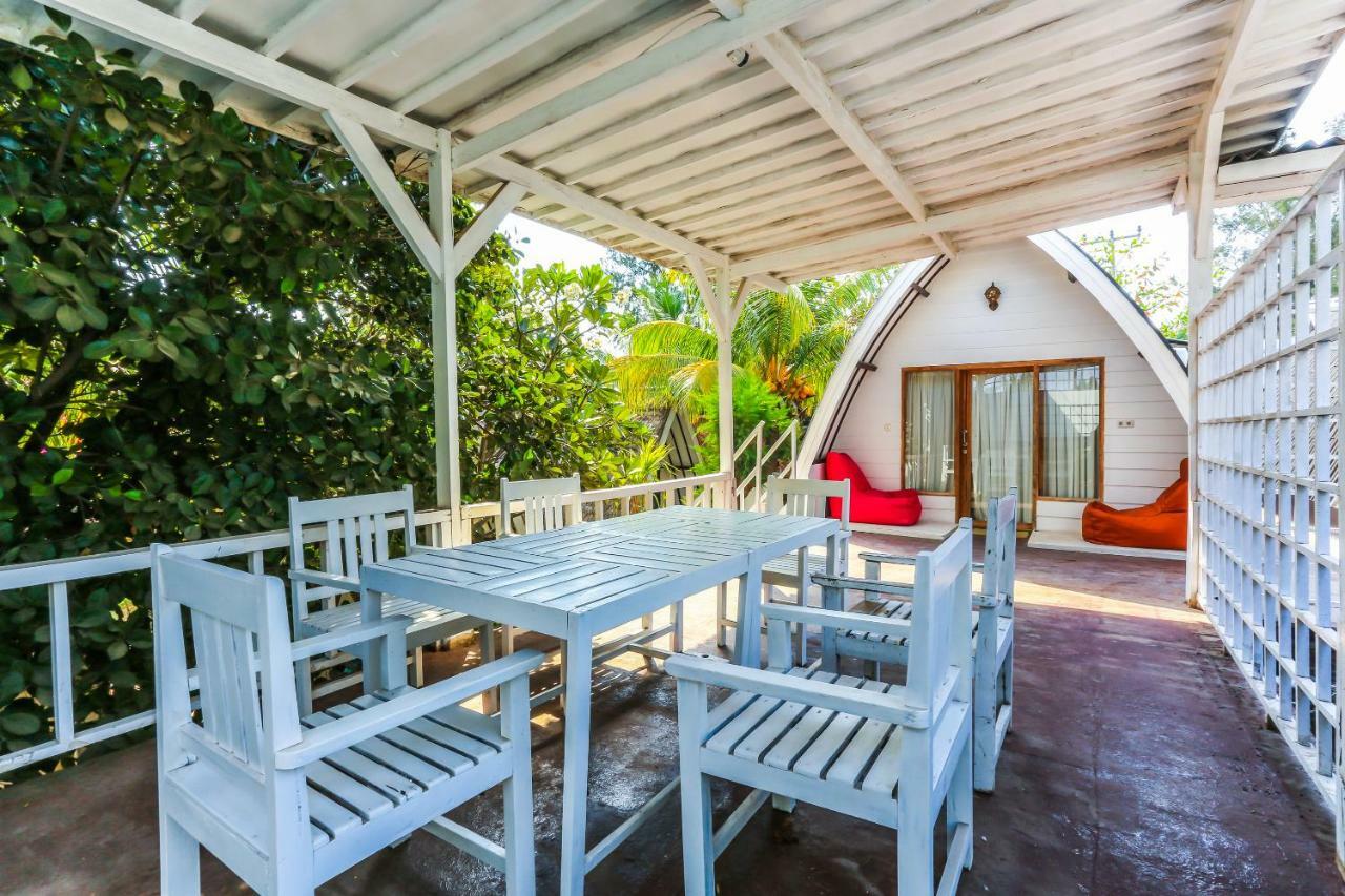 Oyo 1544 Ozzy Cottage & Bungalow Gili Trawangan Exterior photo